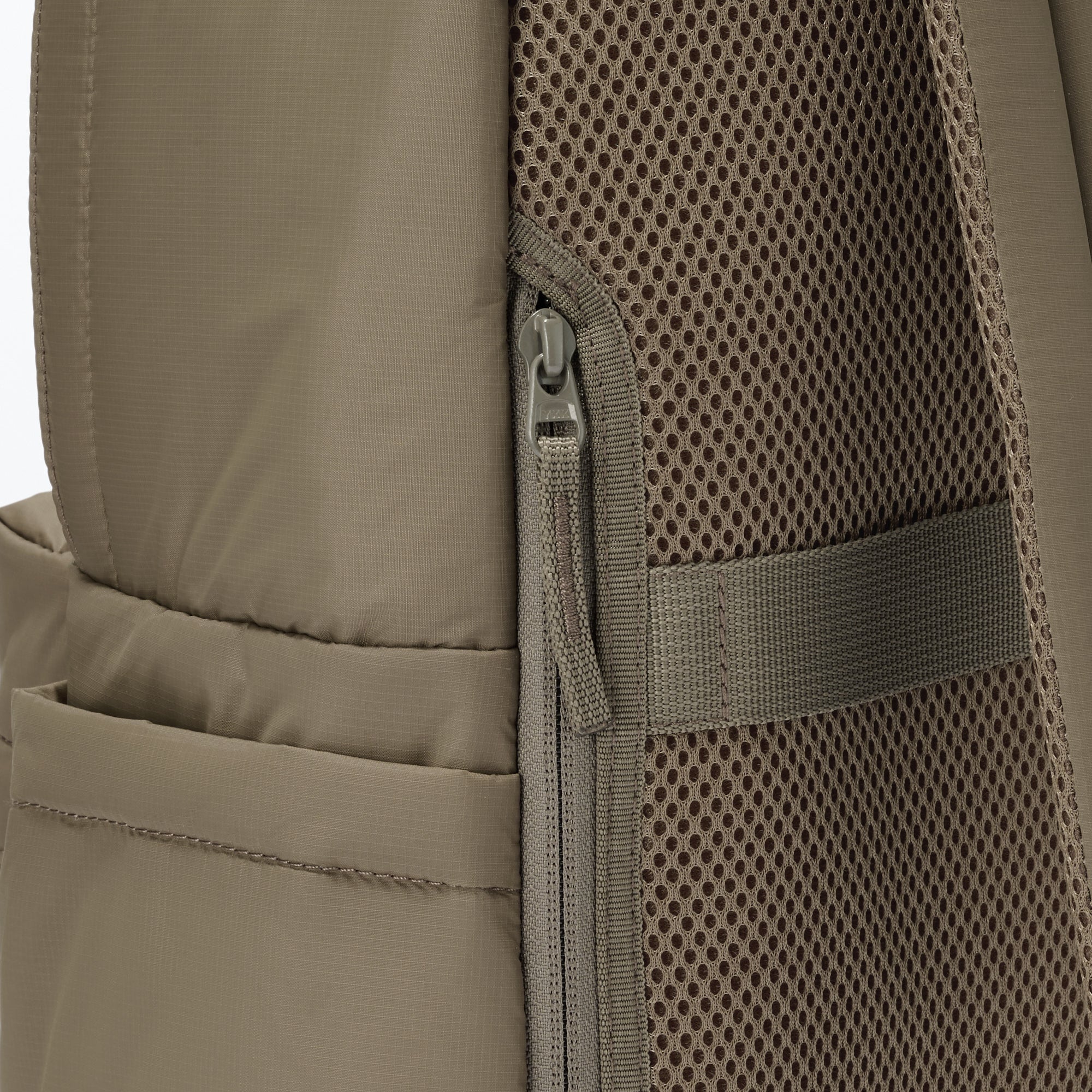 Less Tiring Water Repellent Backpack - Image 10