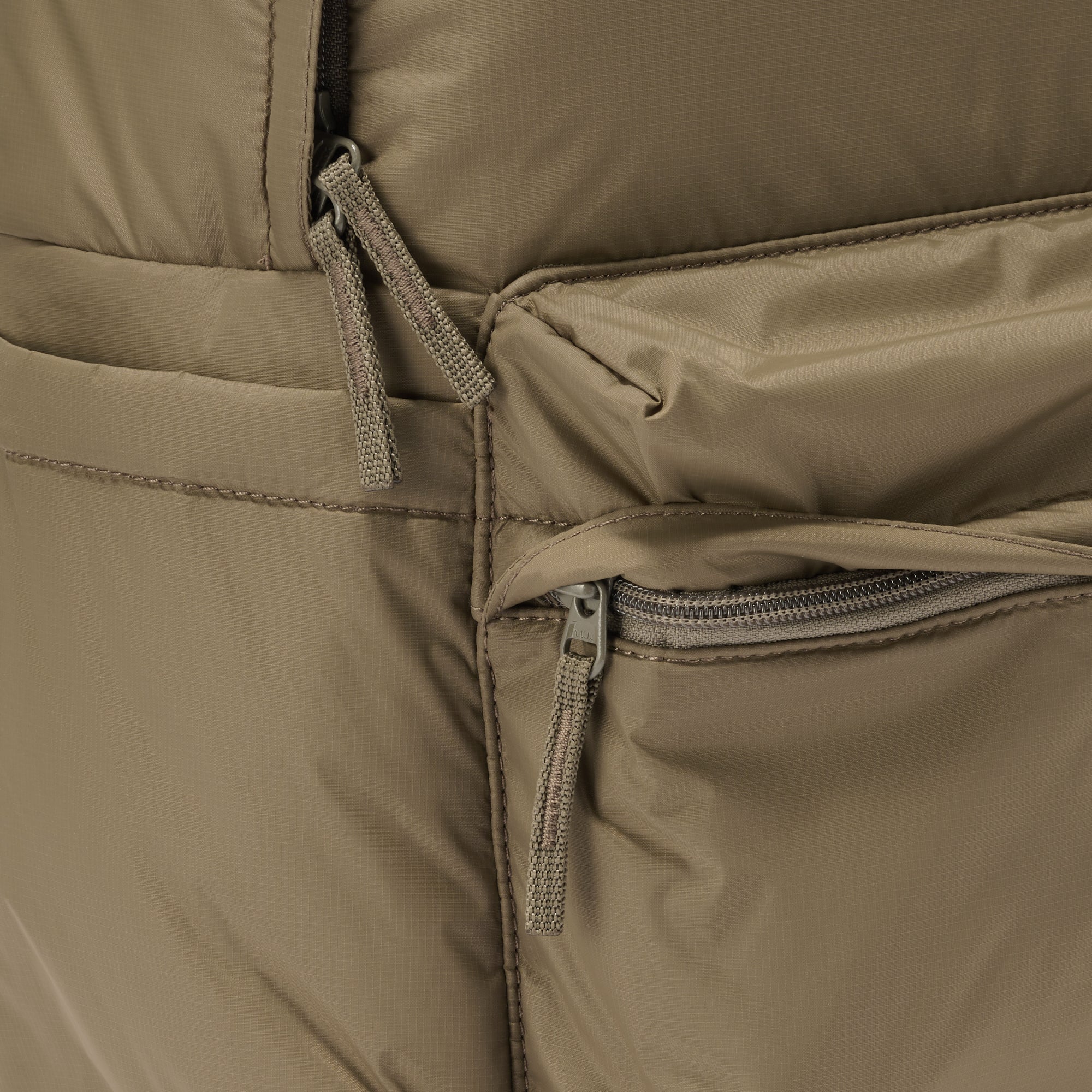 Less Tiring Water Repellent Backpack - Image 9